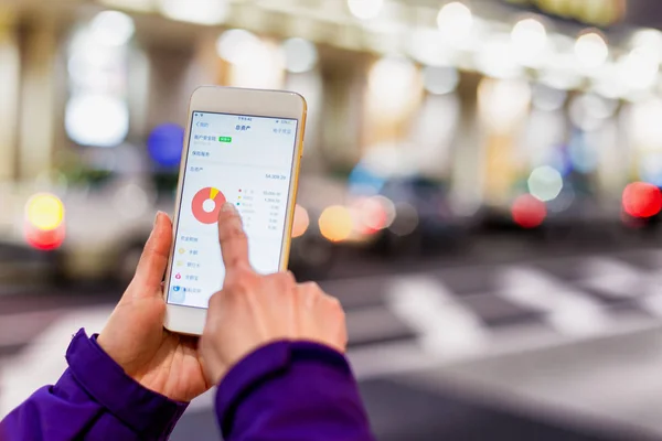 Femme vérifie le marché boursier dans le téléphone mobile — Photo