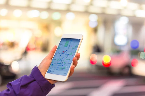Мобильный телефон с картой города в руке — стоковое фото