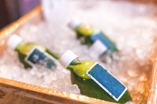 Iced beverage in wooden box — Stock Photo, Image