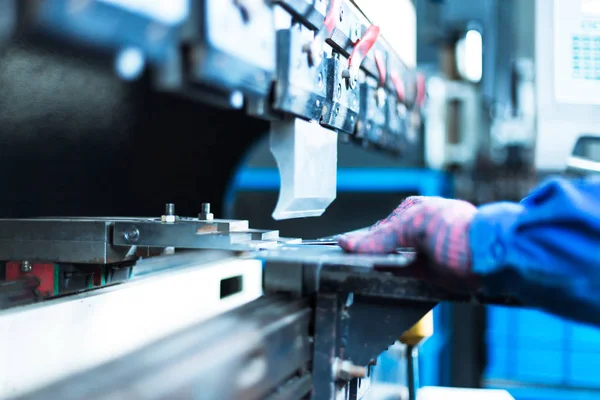 Person controls manufacturing machine — Stock Photo, Image