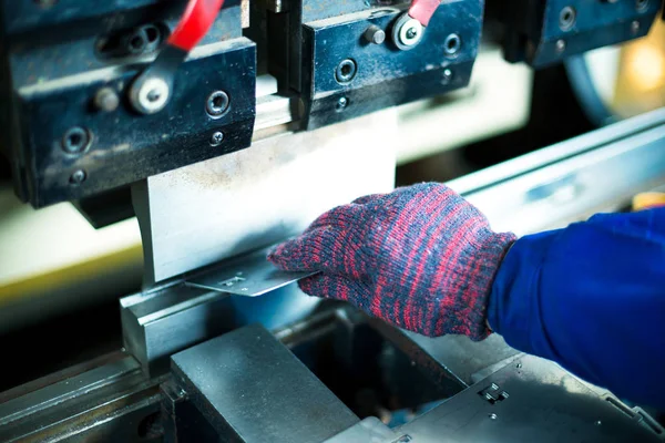 Person controls manufacturing machine — Stock Photo, Image