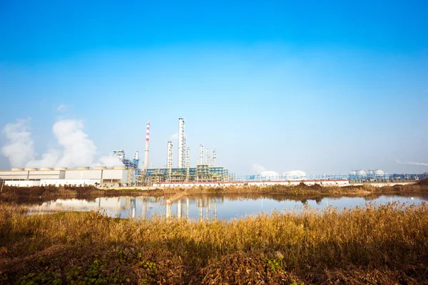 Impianto di raffineria di petrolio vicino al fiume — Foto Stock