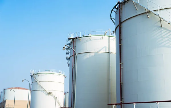 Oil refinery near river — Stock Photo, Image