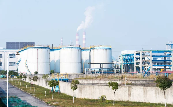 Olie raffinaderij plant in de buurt van rivier — Stockfoto