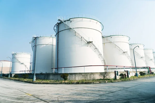 Refinaria de petróleo perto do rio — Fotografia de Stock