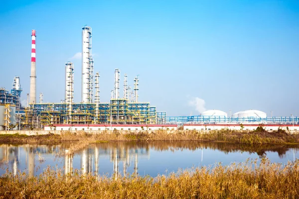Raffinaderiet oljeväxt nära floden — Stockfoto