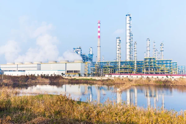 Raffinaderiet oljeväxt nära floden — Stockfoto