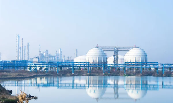 Завод по переработке нефти вблизи реки — стоковое фото