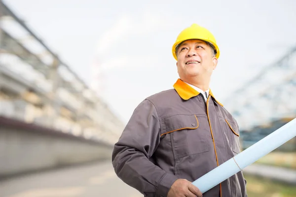 Ingénieur avec plan sur l'usine de raffinage de pétrole — Photo