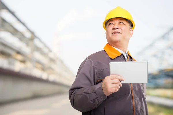 Ingénieur avec tablette sur raffinerie de pétrole — Photo