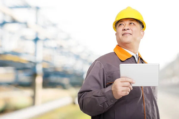 Ingenieur mit Tablette auf Ölraffinerie-Anlage — Stockfoto