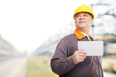 tablet petrol rafineri tesisi ile mühendis