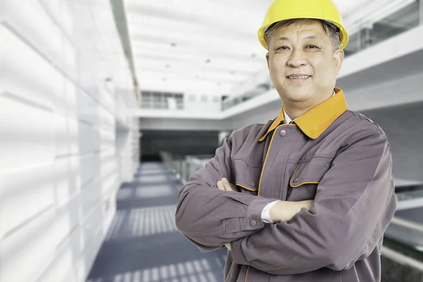 Alter asiatischer Ingenieur über moderne Fabrik — Stockfoto