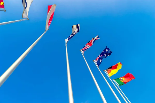 Banderas nacionales ondeando en viento — Foto de Stock