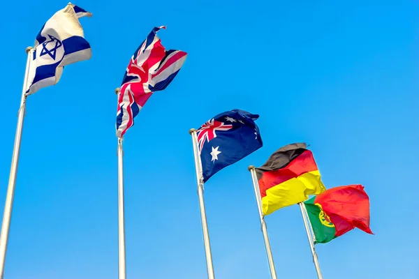 Banderas nacionales ondeando en viento — Foto de Stock