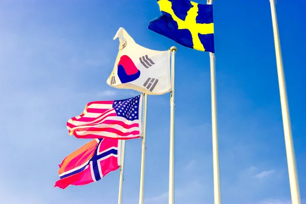 Banderas nacionales ondeando en viento — Foto de Stock
