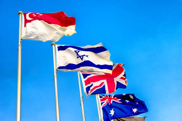 Banderas nacionales ondeando en viento — Foto de Stock