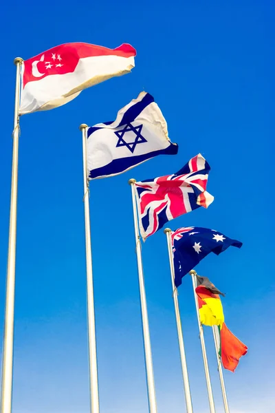 Национальные флаги, развевающиеся на ветру — стоковое фото