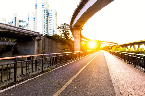 Traffico su strada vicino al fiume a Seoul all'alba — Foto Stock