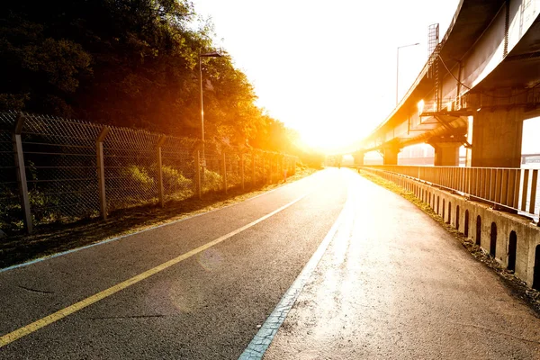 Circulation sur la route près de la rivière à Séoul au lever du soleil — Photo