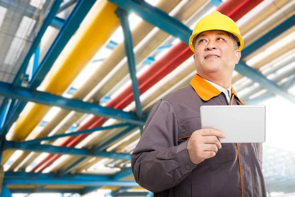 Ingénieur avec tablette sur raffinerie de pétrole — Photo