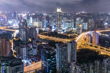 Şangay'daki modern ofis binaları geceleri