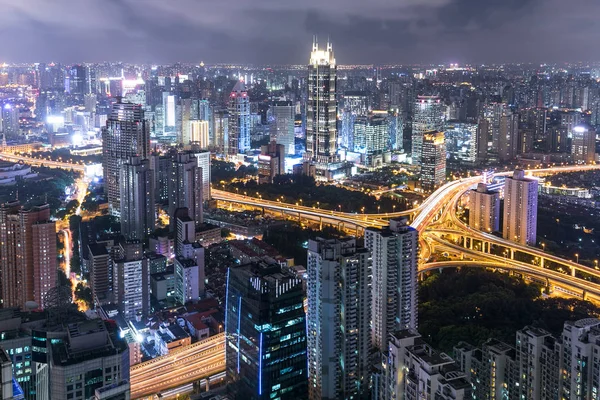 Moderna kontorsbyggnader i Shanghai nattetid — Stockfoto