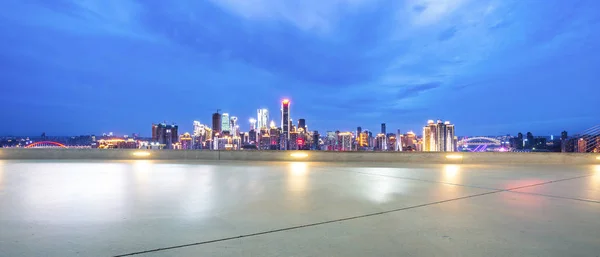 Paesaggio urbano e skyline di Chongqing dal pavimento vuoto — Foto Stock