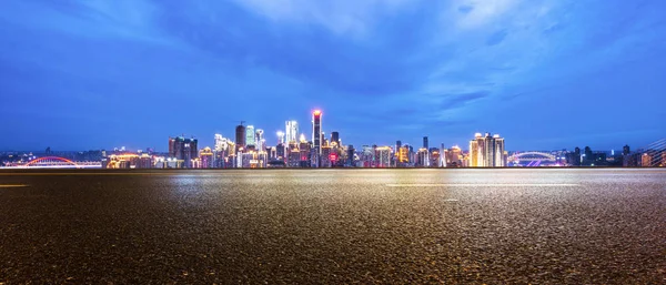 Skyline en skyline van Chongqing van lege weg — Stockfoto