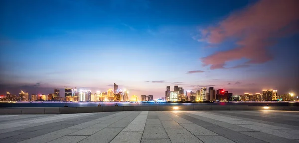 Yö kohtaus Hangzhou tyhjästä lattiasta — kuvapankkivalokuva