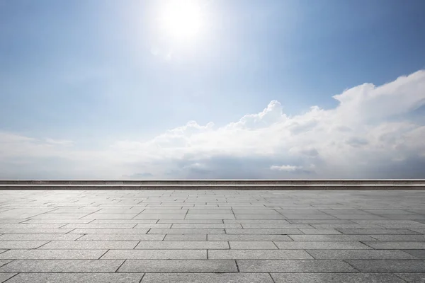 Piso de azulejo vazio com céu — Fotografia de Stock