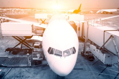 Güneş ışını ile kalabalık uçaklar ile Havaalanı