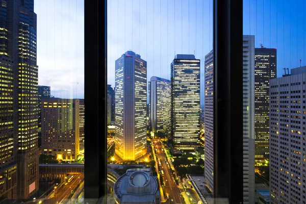 Office buildings at twilight in Tokyo from window — Stock Photo, Image