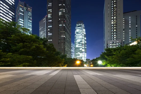 Leere Etagen und moderne Gebäude in Tokio — Stockfoto