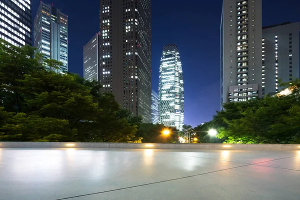 Lege vloer en moderne gebouwen in Tokio — Stockfoto