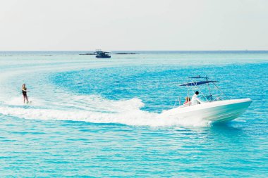 motorbot ve su kayakçı ile tropikal deniz