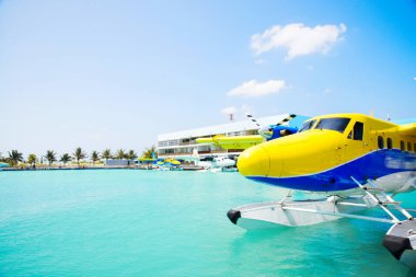 Deniz uçağı ile güzel sakin deniz manzara