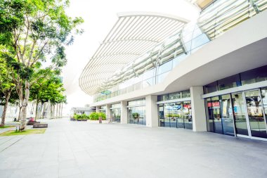 boş patika önünde modern bina