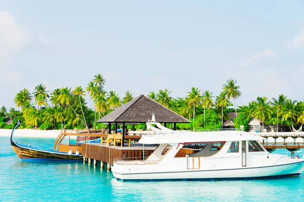 tropikal dock güzel yat ile