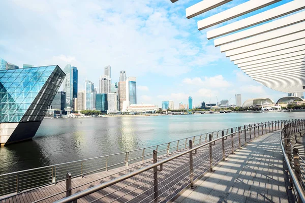 Skyline en skyline van de stad van houten wandelpad — Stockfoto