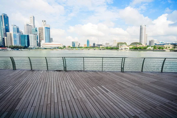 Panoráma města a panorama města z dřevěný chodník — Stock fotografie