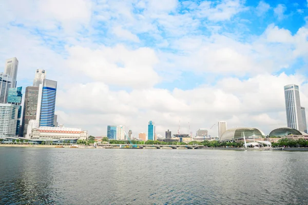 Skyline en skyline van de moderne stad van water — Stockfoto