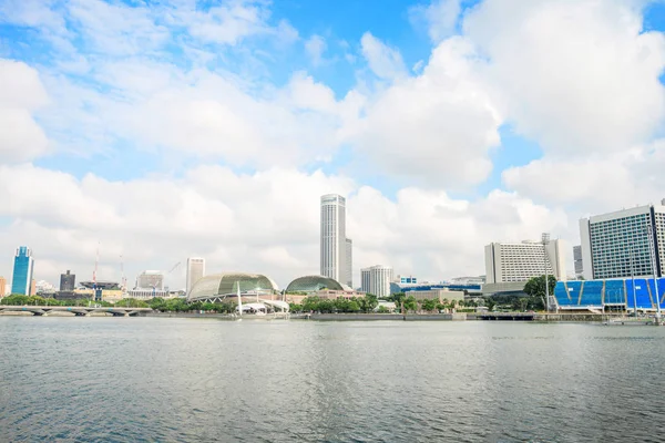 Skyline en skyline van de moderne stad van water — Stockfoto