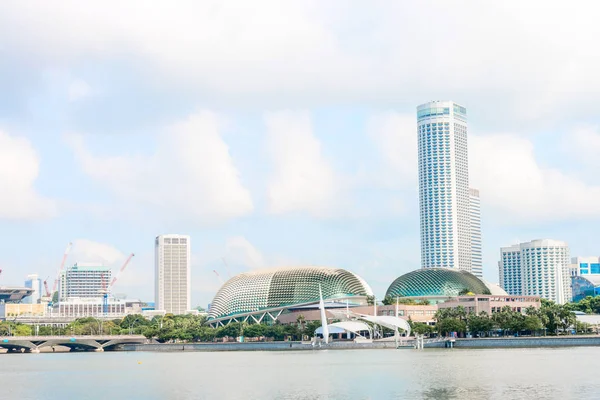 Stadtbild und Skyline der modernen Stadt vom Wasser aus — Stockfoto