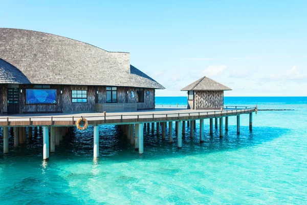 Paisaje de mar tropical con casa de vacaciones — Foto de Stock