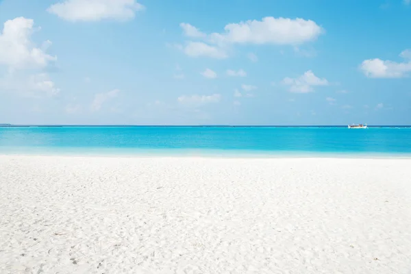 Красивый спокойный пляж — стоковое фото