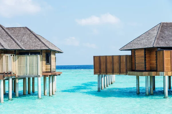 Paisaje de mar tropical con casas de vacaciones —  Fotos de Stock