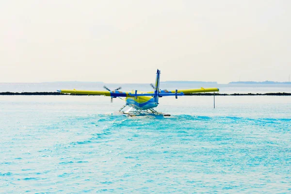 Landschaft des schönen ruhigen Meeres mit Wasserflugzeug — Stockfoto