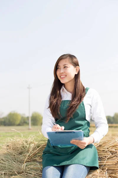 Mulher agrônomo trabalhando no campo dourado — Fotografia de Stock