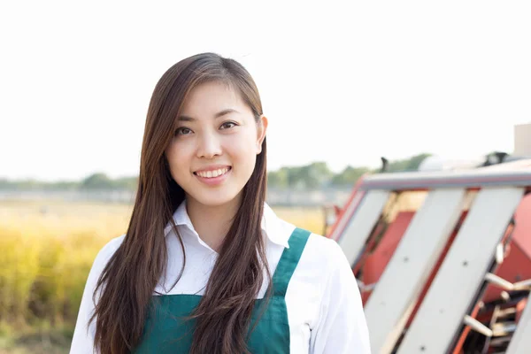 Agronomin auf Getreidefeld mit Mähdrescher — Stockfoto